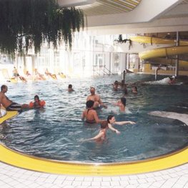 Personen im Badespaß im Hallenbad